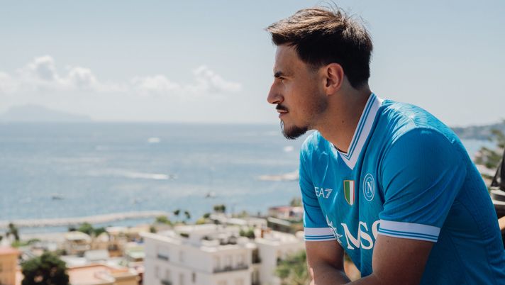 NAPLES, ITALY - SEPTEMBER 01: Eljif Elmas poses as a new SSC Napoli player following his official unveiling on September 01, 2025 in Naples, Italy. (Photo by SSC NAPOLI/SSC NAPOLI via Getty Images) Buon compleanno Elmas! Gli auguri della SSC Napoli e di De Laurentiis LA FOTO - immagine 1