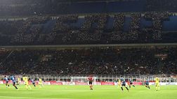 Furlani contestato dai tifosi del Milan. A Roma lo striscione con lo sfottò dei tifosi dell’Inter