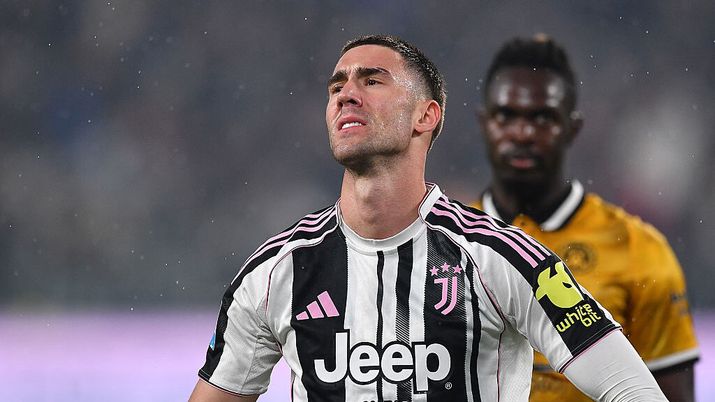 TURIN, ITALY - OCTOBER 29: Dusan Vlahovic of Juventus FC reacts during the Serie A match between Juventus FC and Udinese Calcio at on October 29, 2025 in Turin, Italy. (Photo by Valerio Pennicino/Getty Images) NEWS – Pulisic, Scalvini, Martinez, Gimenez, Lukaku, Gosens e i tempi per Vlahovic e Berardi - immagine 1