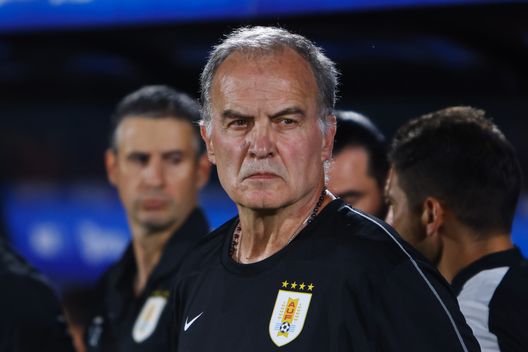 Marcelo Bielsa, allenatore dell'Uruguay. (Foto di Ernesto Ryan/Getty Images) Uruguay, Bielsa rimane al timone: la Federazione gli rinnova la fiducia- immagine 2