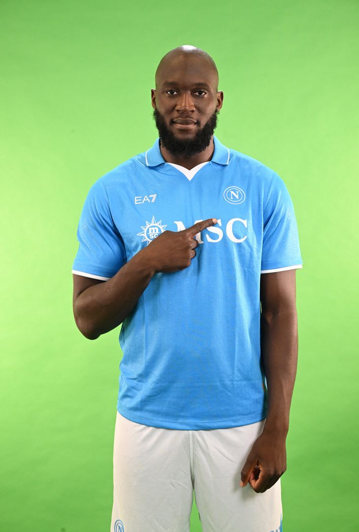 GALLERY Lukaku posa con la divisa del Napoli: gli scatti con la maglia azzurra e bianca - immagine 16