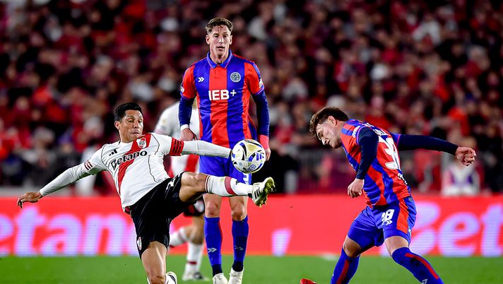 BUENOS AIRES, ARGENTINA - JULY 27: Enzo Perez #24 of River Plate battles for possession against Ignacio Perruzzi #38 of San Lorenzo during a Torneo Clausura Betano 2025 match between River Plate and San Lorenzo at Estadio Más Monumental Antonio Vespucio Liberti on July 27, 2025 in Buenos Aires, Argentina. (Photo by Marcelo Endelli/Getty Images) Campionato Argentino, otto partite sono finite 0-0: è record storico - immagine 1