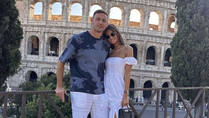 Matic, altra foto al Colosseo. Il post romantico con la moglie Aleksandra: “Amor” Matic, altra foto al Colosseo. Il post romantico con la moglie Aleksandra: “Amor” - immagine 1