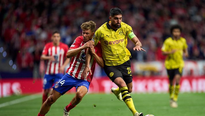 MADRID, SPAIN - APRIL 10: Emre Can of Borussia Dortmund battles for possession with Marcos Llorente of Atletico de Madrid during the UEFA Champions League quarter-final first leg match between Atletico Madrid and Borussia Dortmund at Civitas Metropolitano Stadium on April 10, 2024 in Madrid, Spain. (Photo by Angel Martinez/Getty Images) Borussia Dortmund-Atletico Madrid: tabù trasferte per il Cholo, i precedenti - immagine 1