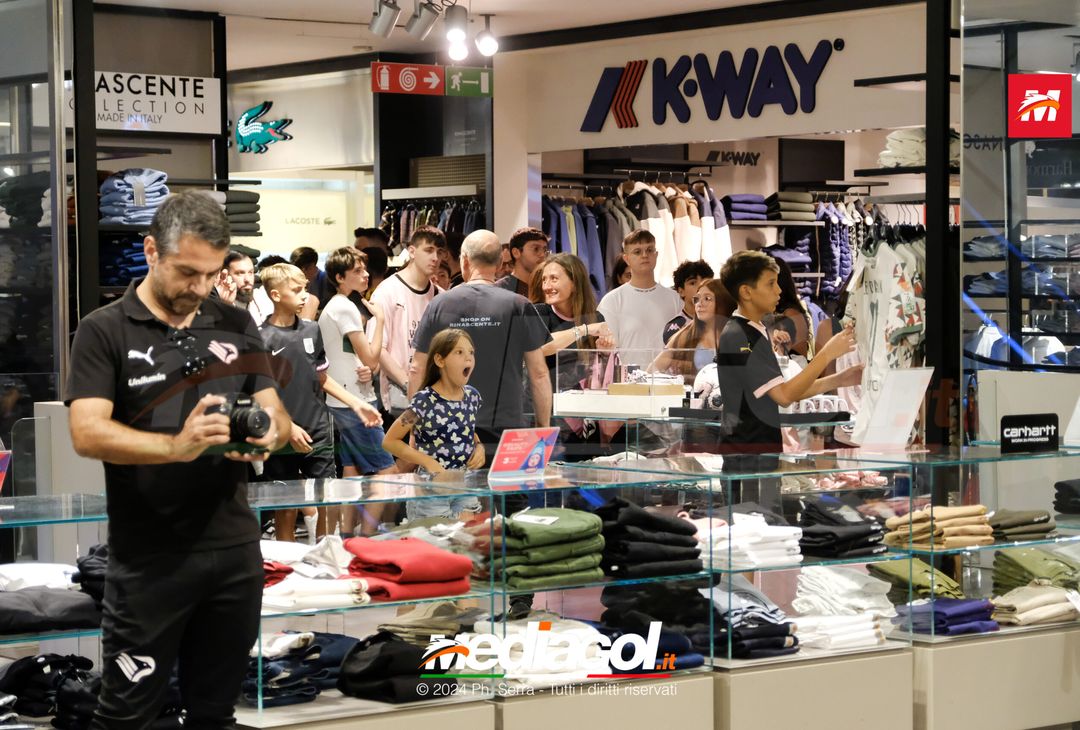 FOTO, i tifosi rosanero incontrano i propri beniamini alla Rinascente (Gallery) - immagine 3