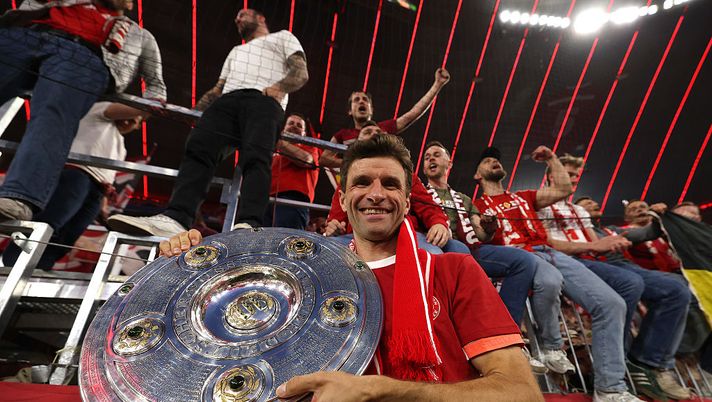 MUNICH, GERMANY - MAY 10: Thomas Mueller of Bayern Munich poses for a photograph as he celebrates with the Meisterschale trophy after the Bundesliga match between FC Bayern München and Borussia Mönchengladbach at Allianz Arena on May 10, 2025 in Munich, Germany. (Photo by Alexander Hassenstein/Getty Images) AAA, cercasi un’ala e un difensore: un club di Bundesliga pubblica un annuncio di lavoro su Interner - immagine 1