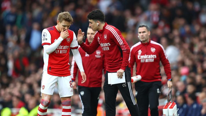 LONDON, ENGLAND - JANUARY 01: First team coach Carlos Cuesta talks with Martin Odegaard of Arsenal during the Premier League match between Arsenal and Manchester City at Emirates Stadium on January 01, 2022 in London, England. (Photo by Julian Finney/Getty Images) Parma, ufficiale il nuovo allenatore: sarà Cuesta - immagine 1