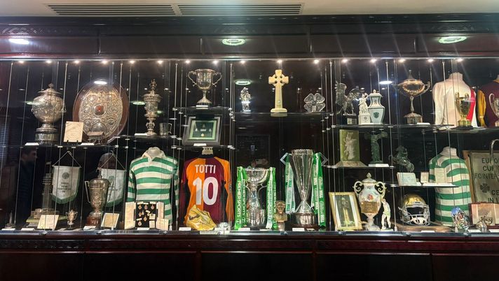 Celtic-Roma, i cimeli giallorossi allo stadio: e spunta anche la maglia di Totti… Celtic-Roma, i cimeli giallorossi allo stadio: e spunta anche la maglia di Totti… - immagine 1