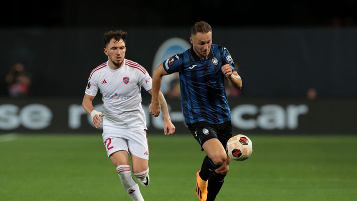 BERGAMO, ITALY - SEPTEMBER 21: Teun Koopmeiners of Atalanta runs with the ball whilst under pressure from Deian Sorescu of Rakow Czestochowa during the UEFA Europa League 2023/24 group stage match between Atalanta BC and Rakow Czestochowa at Gewiss Stadium on September 21, 2023 in Bergamo, Italy. (Photo by Emilio Andreoli/Getty Images) Atalanta-Cagliari: Koopmeiners da fuori è un cecchino - immagine 1