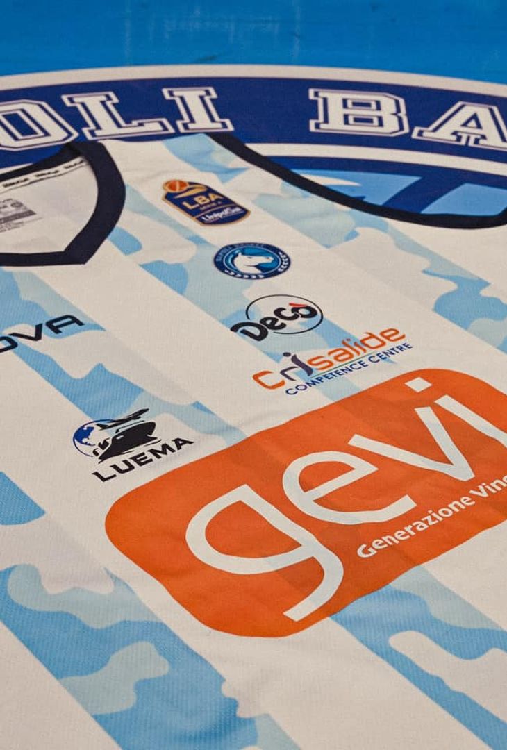 Questa jersey verrà indossata in occasione della partita tra Gevi Napoli e Virtus Bologna, lunedì 30 Ottobre, giorno in cui ricorre il compleanno di Diego