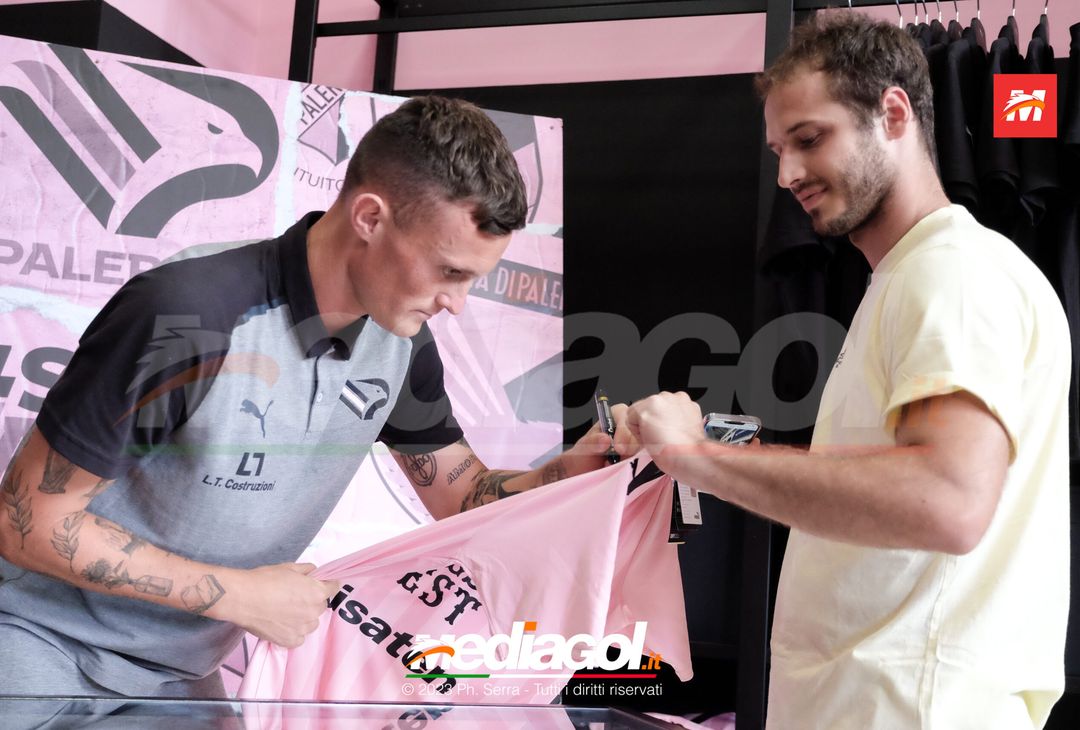 FOTO PALERMO: Liam Henderson incontra i tifosi allo Store Ufficiale (GALLERY) - immagine 62