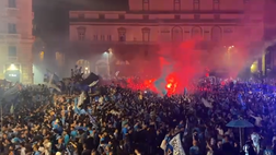 La città di Napoli è in delirio! I tifosi riempiono Piazza del Plebiscito e non solo