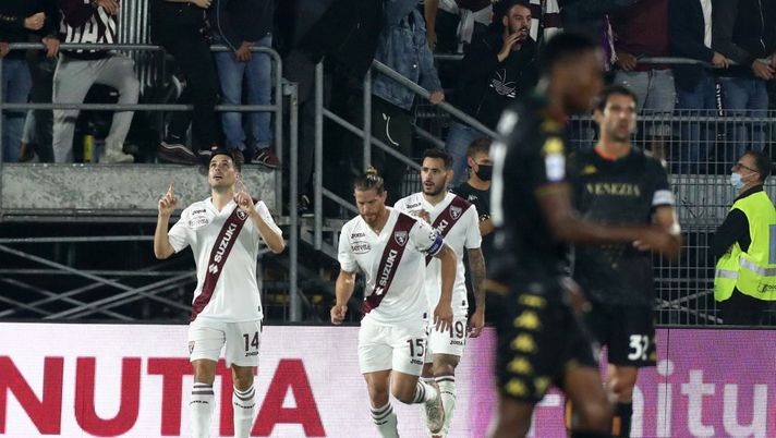 VENEZIA, ITALY - SEPTEMBER 27: Josip Brekalo of Torino celebrates after scoring his team's opening goal during the Serie A match between Venezia FC and Torino FC at Stadio Pierluigi Penzo on September 27, 2021 in Venezia, Italy. (Photo by Maurizio Lagana/Getty Images) Venezia-Torino 1-1, il tabellino: tre gialli e un rosso per i giocatori granata - immagine 1
