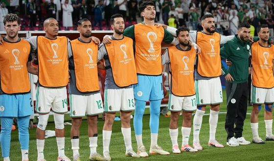 Adam Ounas canta l'inno algerino a pochi minuti del fischio d'inizio della sfida con l'Iraq (Coppa Araba FIFA, 9 dicembre)