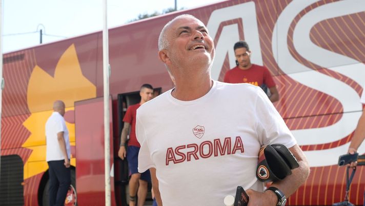 ALBUFEIRA, PORTUGAL - JULY 16: AS Roma coach Josè Mourinho arrives at Estadio Municipal de Albufeira prior the friendly match between Portimonense SC and AS Roma on July 16, 2022 in Albufeira, Portugal. (Photo by Fabio Rossi/AS Roma via Getty Images) Roma, ufficiale il ritiro in Algarve. Il 26 l’amichevole contro il Braga - immagine 1
