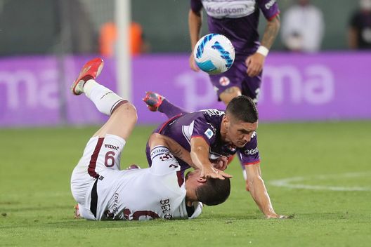 FLORENCE, ITALY - AUGUST 28: Nikola Milenkovic of ACF Fiorentina battles for the ball with Andrea Belotti of Torino FC during the Serie A match between ACF Fiorentina and Torino FC at Stadio Artemio Franchi on August 28, 2021 in Florence, Italy. (Photo by Gabriele Maltinti/Getty Images) Luca Fusi a TN: “Juric e Mondonico si somigliano: sanno trascinare i tifosi”- immagine 3