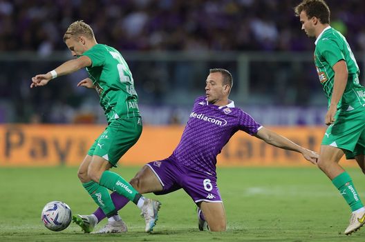 FLORENCE, ITALY - AUGUST 31: Arthur Melo of ACF Fiorentina in action against Marco Grull of Rapid Wien during the UEFA Conference League play-off round, second leg match between ACF Fiorentina and Rapid Wien at Artemio Franchi Stadium on August 31, 2023 in Florence, Italy. (Photo by Gabriele Maltinti/Getty Images) Il retroscena: “Volevamo Grull, ma adesso lui pensa solo alla Fiorentina”- immagine 2