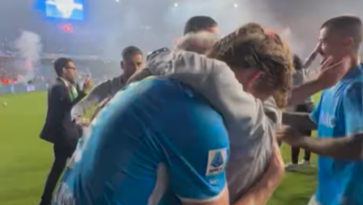 VIDEO McTominay è incredulo! L’abbraccio con Buongiorno sul campo di gioco - immagine 1