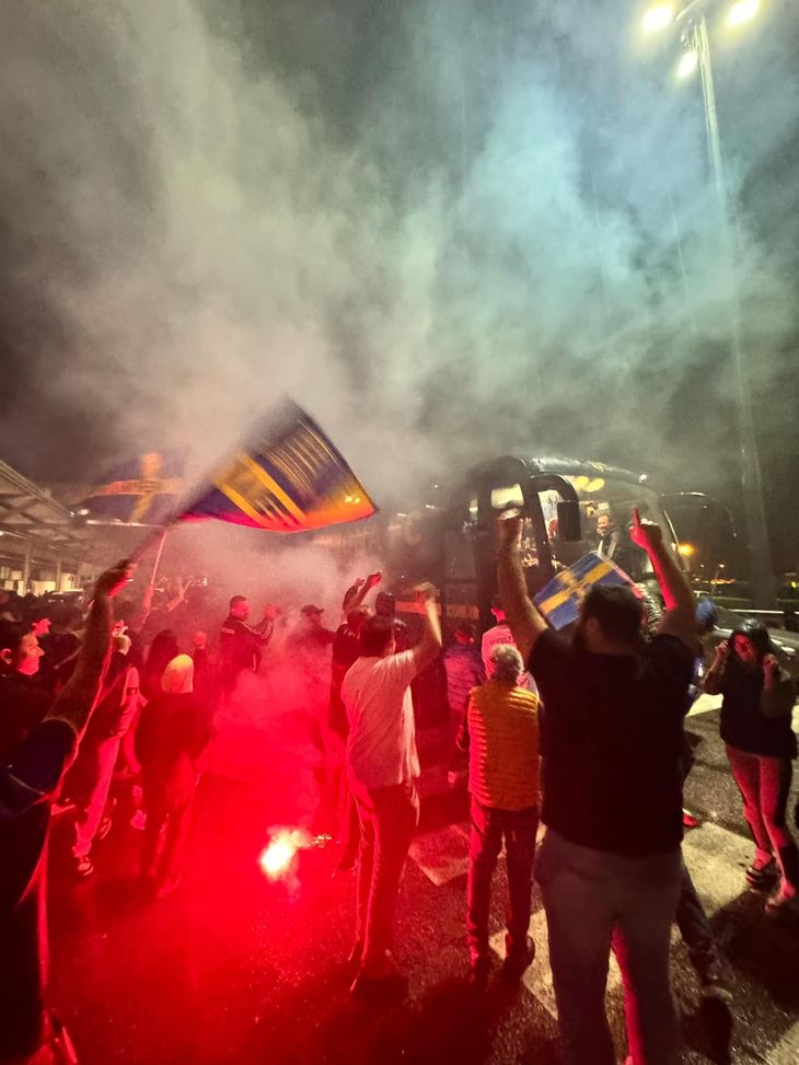 Hellas Verona Fc  Festa Hellas, in centinaia a salutare la squadra all’arrivo- immagine 3