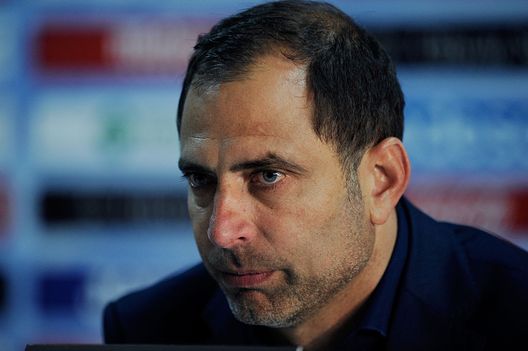 GETAFE, SPAGNA - 24 APRILE: L'allenatore Juan Esnaider del Getafe CF parla durante una conferenza stampa post partita dopo che la sua squadra ha pareggiato 2-2 contro il Valencia CF nella partita della Liga tra Getafe CF e Valencia CF al Coliseum Alfonso Perez il 24 aprile 2016 a Getafe, Spagna. (Foto di Denis Doyle/Getty Images) Esnaider ricorda l’incubo più grande: “Mio figlio perse la vita il giorno di Natale”- immagine 2