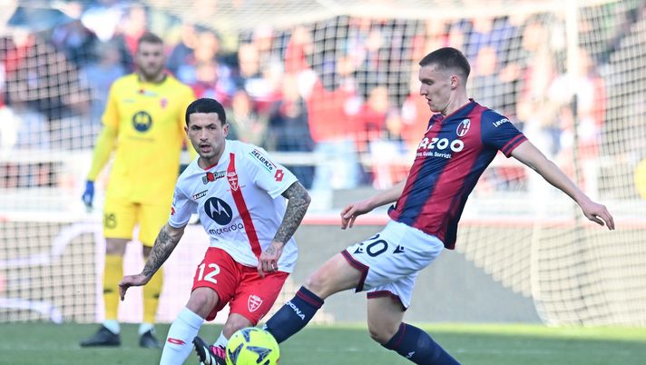 BOLOGNA, ITALY - FEBRUARY 12: Michel Aebischer of Bologna FC is put under pressure by Stefano Sensi of AC Monza during the Serie A match between Bologna FC and AC Monza at Stadio Renato Dall'Ara on February 12, 2023 in Bologna, Italy. (Photo by Alessandro Sabattini/Getty Images) Motta a caccia dei 150 punti in A. Bologna: 11 clean sheets casalinghi mancano dal…- immagine 1
