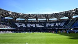 VIDEO – Irrompono al Maradona in motorino di notte: follia a Napoli