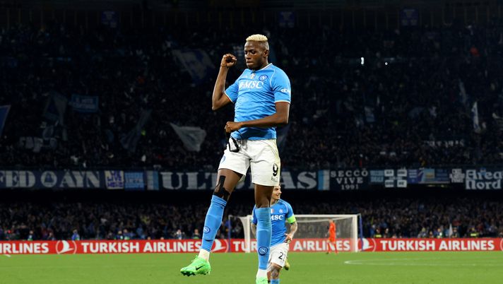 NAPLES, ITALY - FEBRUARY 21: Victor Osimhen of SSC Napoli celebrates scoring his team's first goal during the UEFA Champions League 2023/24 round of 16 first leg match between SSC Napoli and FC Barcelona at Stadio Diego Armando Maradona on February 21, 2024 in Naples, Italy. (Photo by Francesco Pecoraro/Getty Images) osimhen