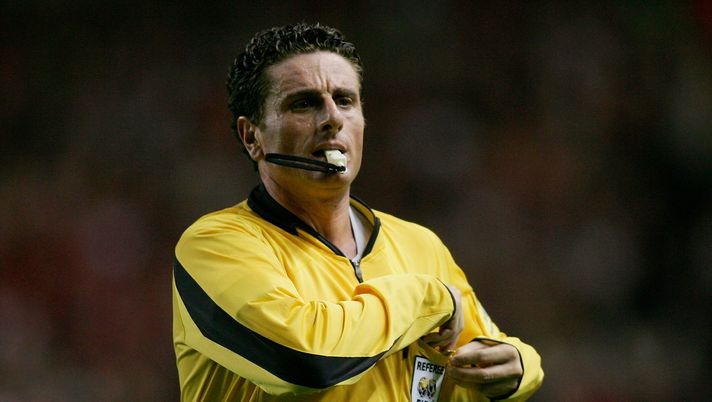 LIVERPOOL, UNITED KINGDOM - SEPTEMBER 28: Referee Massimo De Santis during the UEFA Champions League Group G match between Liverpool and Chelsea at Anfield on September 28, 2005 in Liverpool, England. (Photo by Ben Radford/Getty Images) De Santis: “La decisione di Sozza non andava modificata, ma Ranieri ha esagerato” - immagine 1