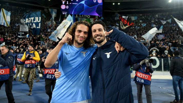 ROME, ITALY - FEBRUARY 14: Matteo Guendouzi and Luis Alberto of SS Lazio celebrates a victory after the UEFA Champions League 2023/24 round of 16 first leg match between SS Lazio and FC Bayern München at Stadio Olimpico on February 14, 2024 in Rome, Italy. (Photo by Marco Rosi - SS Lazio/Getty Images) Casi al fantacalcio: da Luis Alberto a Felipe Anderson, Dia, Lookman, Traorè, Guendouzi e Soulé- immagine 1