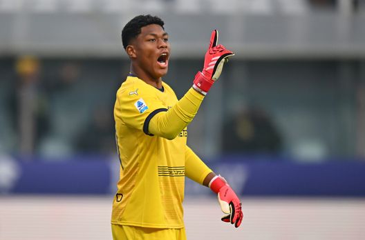 PARMA, ITALIA - 22 FEBBRAIO: Zion Suzuki del Parma Calcio gesticola durante la gara di Serie A tra Parma e Bologna allo Stadio Ennio Tardini il 22 Febbraio 2025 a Parma, Italia. (Photo by Alessandro Sabattini/Getty Images) Ufficiale, il Parma ha un nuovo portiere: Vicente Guaita arriva in gialloblu- immagine 2