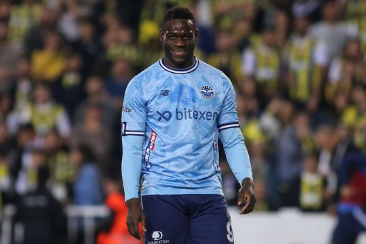 ISTANBUL, TURCHIA - 3 APRILE: Mario Balotelli dell'Adana Demirspor reagisce durante la partita di Super League turca tra Fenerbahçe e Adana Demirspor allo stadio Ulker il 3 aprile 2024 a Istanbul, Turchia. (Foto di Ahmad Mora/Getty Images) Calciomercato turco