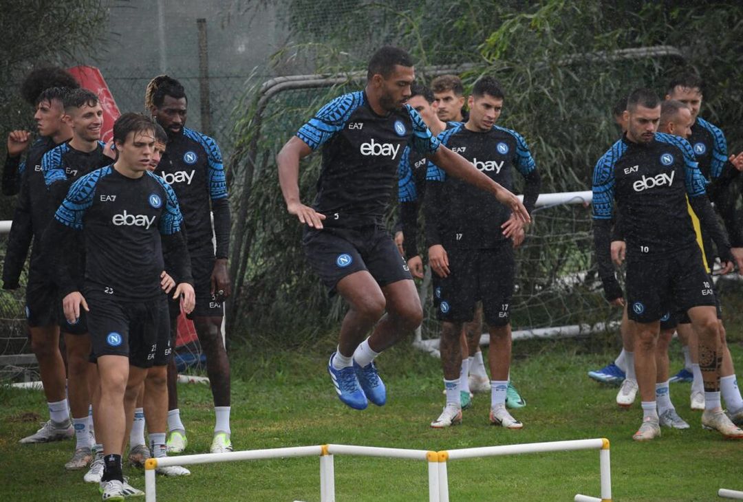 GALLERY Il Napoli si allena sotto una pioggia battente: le foto della seduta odierna - immagine 5