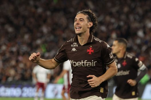 RIO DE JANEIRO, BRAZIL - OCTOBER 20: Nuno Moreira of Vasco da Gama celebrates after scoring the first goal of his team during the match between Vasco da Gama and Fluminense as part of Brasileirao 2025 at Maracana Stadium on October 20, 2025 in Rio de Janeiro, Brazil. (Photo by Wagner Meier/Getty Images) Bragantino-Vasco: streaming gratis, diretta TV e probabili formazioni- immagine 3