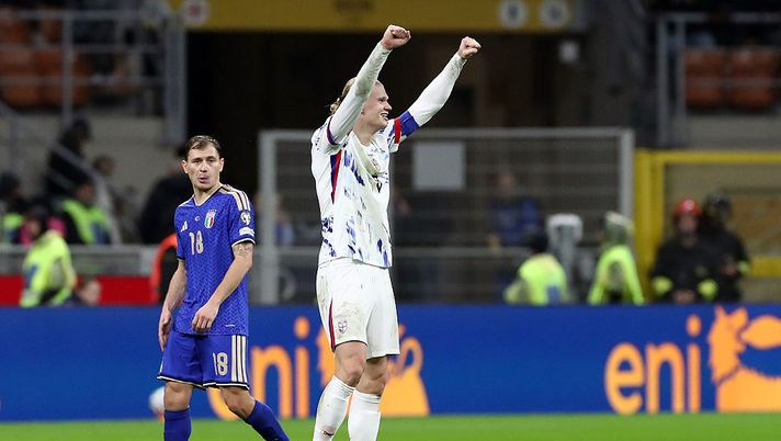 MILAN, ITALY - NOVEMBER 16: Erling Haaland of Norway celebrates after scoring his team's second goal during the FIFA World Cup 2026 qualifier match between Italy and Norway at San Siro Stadium on November 16, 2025 in Milan, Italy. (Photo by Marco Luzzani/Getty Images) Italia-Norvegia, Haaland: “Mancini mi toccava il sedere e questo mi ha motivato” - immagine 1