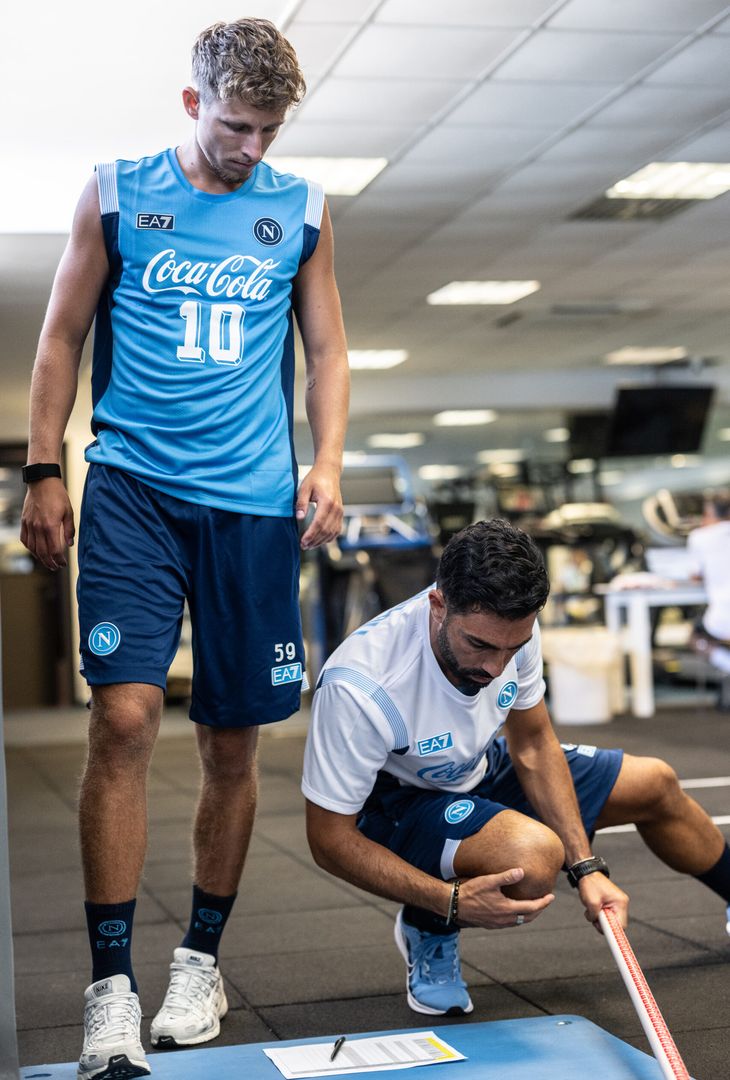 La stagione 2026/27 del Napoli ha avuto ufficialmente inizio: nella mattinata odierna, undici tesserati azzurri, ossia Sam Beukema, Antonio Vergara, Lorenzo Lucca, Rafa Marin, Giovane Santana do Nascimento, Pasquale Mazzocchi, Alex Meret, Miguel Gutierrez, Vanja Milinkovic-Savic, Jesper Lindstrom e Nikita Contini, hanno fatto rientro dalle vacanze e si sono presentati al Training Center di Castel Volturno per cominciare a preparare la prossima annata sotto la gestione di Massimiliano Allegri. Per la prima giornata, ovviamente, i calciatori sono stati semplicemente sottoposti a test atletici e alle visite mediche di rito: qui alcuni scatti della sessione d'allenamento.