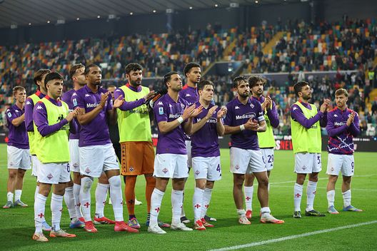 Udine, Italia - 25 maggio 2025: Giocatori della Fiorentina ringraziano i tifosi. (Foto di Timothy Rogers/Getty Images) Fiorentina, top e flop di una buona stagione guidata da Palladino- immagine 9