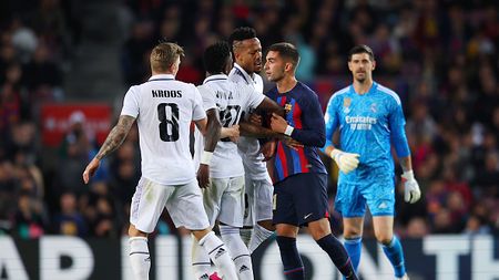 BARCELONA, SPAIN - APRIL 05: Ferran Torres of FC Barcelona clashes with Eder Militao (2R), Toni Kroos (L) and Vinicius Junior of Real Madrid during the Copa Del Rey Semi Final Second Leg match between FC Barcelona and Real Madrid CF at Spotify Camp Nou on April 05, 2023 in Barcelona, Spain. (Photo by Eric Alonso/Getty Images)