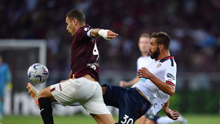 TURIN, ITALY - AUGUST 21: Leonardo Pavoletti of Cagliari Calcio is challenged by Alessandro Buongiorno of Torino FC during the Serie A TIM match between Torino FC and Cagliari Calcio at Stadio Olimpico di Torino on August 21, 2023 in Turin, Italy. (Photo by Valerio Pennicino/Getty Images) Sotto la lente: analisi Cagliari - immagine 1
