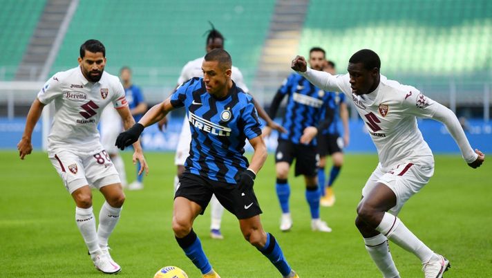 MILAN, ITALY - NOVEMBER 22: Alexis Sanchez of Inter Milan is challenged by Wilfried Singo of Torino during the Serie A match between FC Internazionale and Torino FC at Stadio Giuseppe Meazza on November 22, 2020 in Milan, Italy. Sporting stadiums around Italy remain under strict restrictions due to the Coronavirus Pandemic as Government social distancing laws prohibit fans inside venues resulting in games being played behind closed doors. (Photo by Valerio Pennicino/Getty Images) Inter-Torino 4-2: l’analisi tattica del match analyst- immagine 2