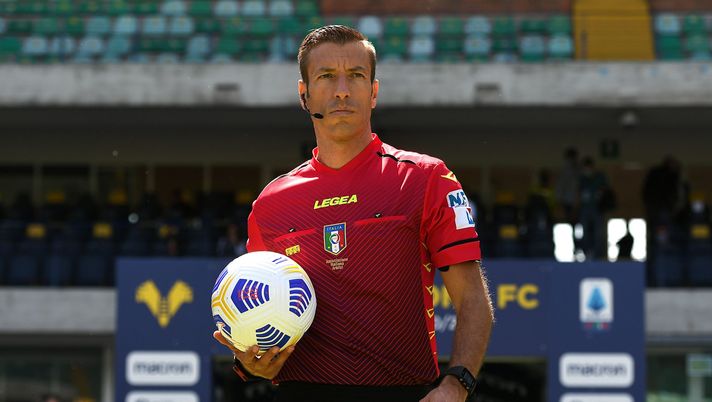VERONA, ITALY - MAY 09: Referee Daniele Massa looks on during the Serie A match between Hellas Verona FC and Torino FC at Stadio Marcantonio Bentegodi on May 09, 2021 in Verona, Italy. Sporting stadiums around Italy remain under strict restrictions due to the Coronavirus Pandemic as Government social distancing laws prohibit fans inside venues resulting in games being played behind closed doors. (Photo by Alessandro Sabattini/Getty Images) Juventus-Torino, arbitra Massa. Mazzoleni al Var - immagine 1