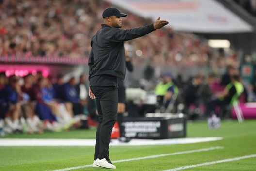 MONACO DI BAVIERA, GERMANIA - 22 AGOSTO: L'allenatore del Bayern Monaco, Vincent Kompany, reagisce durante la partita di Bundesliga tra FC Bayern Monaco e RB Lipsia. (Foto di Alex Grimm/Getty Images) Bayern Monaco, Kompany sorpreso: “Non mi ero accorto della tripletta di Kane”- immagine 2