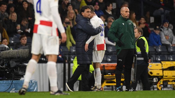 GLASGOW, SCOTLAND - NOVEMBER 15: Zlatko Dalic, Head Coach of Croatia, consoles Petar Sucic of Croatia as he leaves the field after being shown a red card by Referee Orel Grinfeeld during the UEFA Nations League 2024/25 League A Group A1 match between Scotland and Croatia at Hampden Park on November 15, 2024 in Glasgow, Scotland. (Photo by Euan Cherry/Getty Images) Pronostico Montenegro-Croazia: Sucic stuzzica come marcatore, gara da Over? - immagine 1