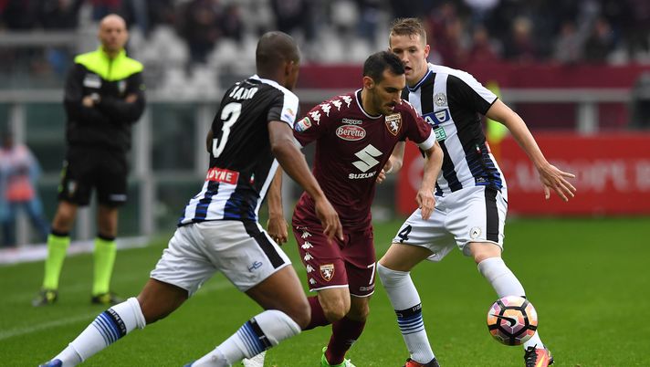 TURIN, ITALY - APRIL 02: Davide Zappacosta (C) of FC Torino in action against Jakub Jankto (R) and Samir of Udinese Calcio during the Serie A match between FC Torino and Udinese Calcio at Stadio Olimpico di Torino on April 2, 2017 in Turin, Italy. (Photo by Valerio Pennicino/Getty Images) Torino-Udinese 0-0: due legni in due minuti fermano i granata - immagine 1