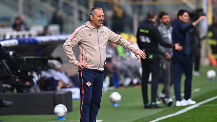 PARMA, ITALIA - 21 MARZO: Marco Giampaolo allenatore della US Cremonese durante la Serie A match tra Parma Calcio 1913 e US Cremonese allo Stadio Ennio Tardini il 21 marzo 2026 a Parma, Italia. (Foto di Alessandro Sabattini/Getty Images) Cremonese Giampaolo