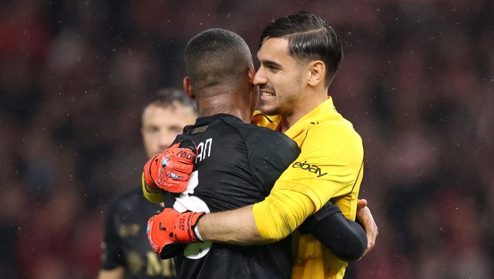 BERLIN, GERMANY - OCTOBER 24: Natan and Alex Meret of SSC Napoli celebrate after the team's victory in the UEFA Champions League match between 1. FC Union Berlin and SSC Napoli at Olympiastadion on October 24, 2023 in Berlin, Germany. (Photo by Maja Hitij/Getty Images) Tarallo su Meret: “Chi lo critica è un incompetente! Sul gol subito da Giroud…” - immagine 1