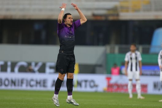 FLORENCE, ITALY - MARCH 16: Rolando Mandragora of ACF Fiorentina celebrates after scoring a goal during the Serie A match between Fiorentina and Juventus at Stadio Artemio Franchi on March 16, 2025 in Florence, Italy. (Photo by Gabriele Maltinti/Getty Images) Mandragora: “La dedica era per Joe. Sarà orgoglioso da lassù”- immagine 2