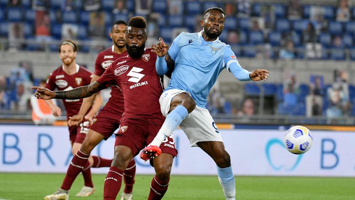 ROME, ITALY - MAY 18: Daniel Akpa Akpro of SS Lazio competes for the ball with Nicolas Nkoulou of Torino FC during the Serie A match between SS Lazio and Torino FC at Stadio Olimpico on May 18, 2021 in Rome, Italy. The match, despite it's not postponed by Lega Serie A, will not be played as Torino team need to observe a home quarantine until midnight on Tuesday due to Covd-19. (Photo by Marco Rosi - SS Lazio/Getty Images) Nkoulou sbarca in Premier League: è un giocatore del Watford di Ranieri - immagine 1
