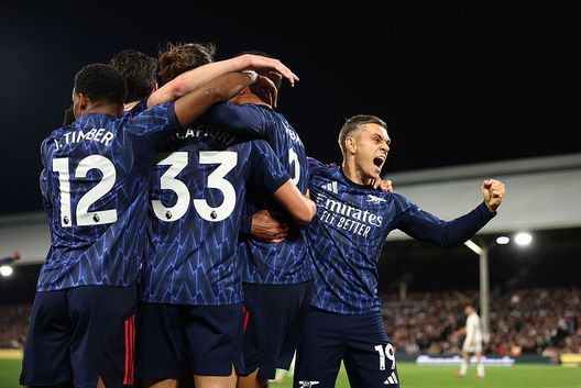 Londra, Inghilterra - 18 ottobre 2025: Leandro Trossard esulta coi compagni di squadra dopo aver segnato contro il Fulham. (Foto di Alex Pantling/Getty Images) Arsenal-Atletico Madrid, dove vedere la partita in diretta tv e streaming LIVE- immagine 2