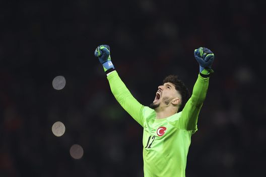 Manchester United, Bayındır: “Van der Sar il mio preferito”. Ma l’ex portiere lo gela- immagine 3