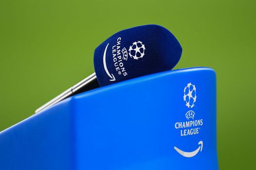 LEIPZIG, GERMANIA - 10 DICEMBRE: dettagli del microfono con i loghi della Champions League e di Amazon Prime durante la partita della Fase MD6 della UEFA Champions League 2024/25 tra RB Leipzig e Aston Villa FC allo stadio di Lipsia il 10 dicembre 2024 a Lipsia, Germania. (Foto di Luciano Lima/Getty Images) Champions League, il “posto extra” si gioca sulla qualità: Italia in corsa per il 2025/26- immagine 2